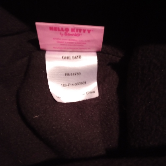 [NWOT] Hello Kitty heart print beanie hat - Picture 3 of 3